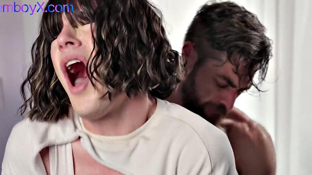 фембой в теннисной юбке получает в жопу