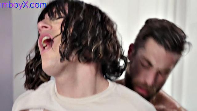 фембой в теннисной юбке получает в жопу