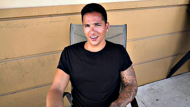 качок жарит мужика в фургоне прямо на улице