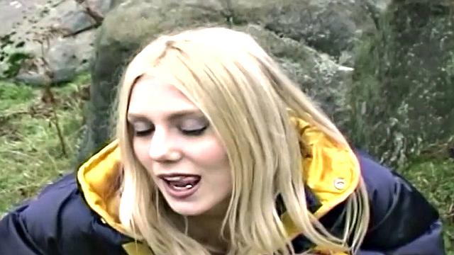 Британские милфы раздеваются и соблазняют прямо на улице