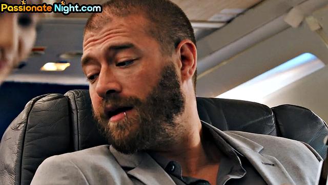 Блондинка в косплее жарко трахается и получает глубокий анал от здорового мужика.