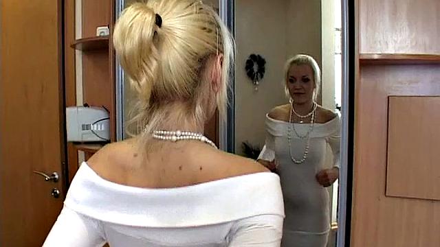 блондинка дрочит ногой и трахается в кресле