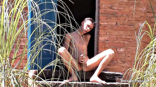 Эрик дрочит на природе и кончает на камеру