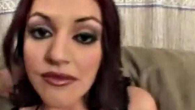 пышная красотка лижет жопу и сосёт до кончи на лицо