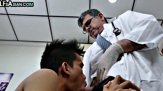 азиат пришёл на приём, а отсосал опытному врачу