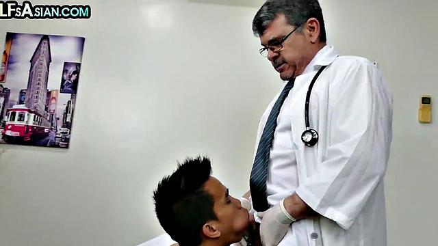 азиат пришёл на приём, а отсосал опытному врачу