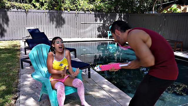 разгорячённые spinner-девки заводят жёсткий трах и кружат голову