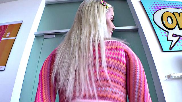 slim vic принимает толстый член глубоко и кайфует от анала