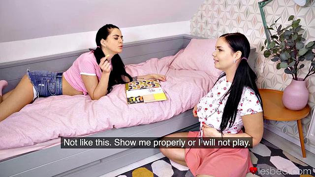 Две зрелые лесбиянки с большими сиськами лижут друг другу киски на кровати