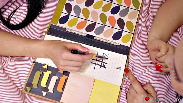 BFF lesbian pussy eating