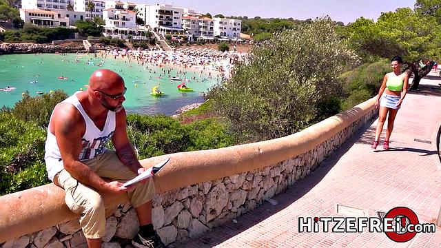 бородач трахается с татуированной в пустом доме