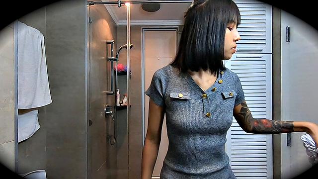 татуированная тайская эмо-шлюшка скачет и получает горячий кремпай перед камерой