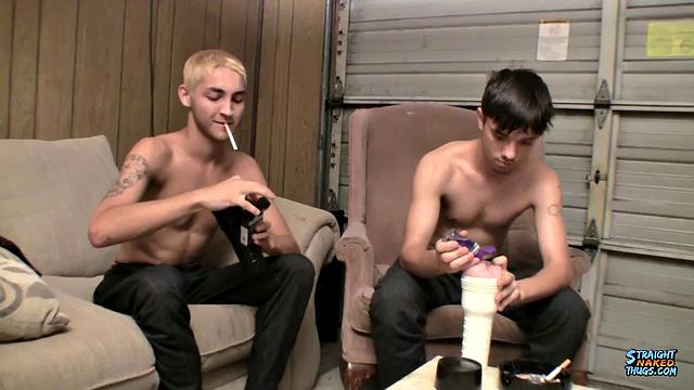 Возбуждённые натуралы дрочат с игрушками - Чад Тёрнер и Дакота Перри