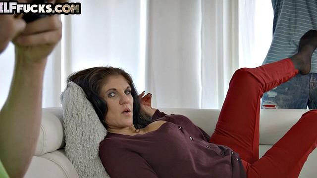 Dirty GILF loves missionary fucking with BWC partner