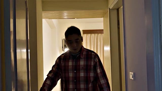 Ah Qiang rents an apartment with a ghost who gives blowjobs