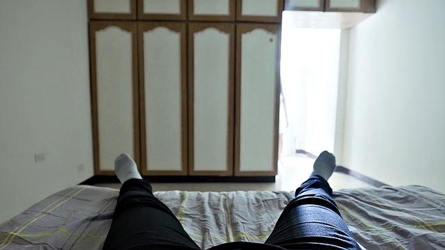 Ah Qiang rents an apartment with a ghost who gives blowjobs