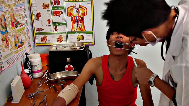 азиатский актив в медкабинете раздвигает дырку для врача