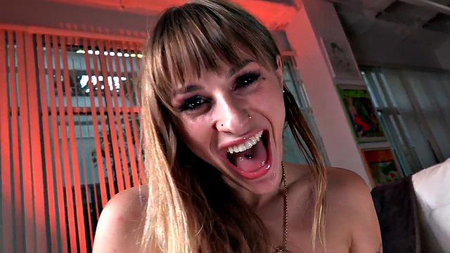 пирсингованная тёлка сосёт и получает в киску pov