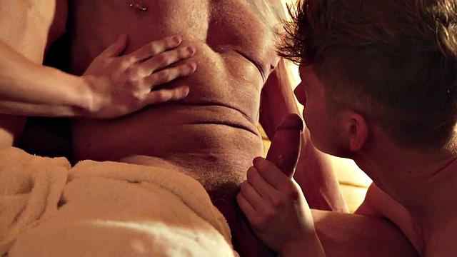 Muscled gaydaddy bottomed in 3some by twinks