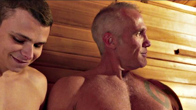 Muscled gaydaddy bottomed in 3some by twinks