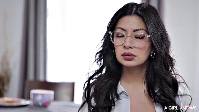 Две зрелые сотрудницы устраивают жаркое лесби-шоу с начальницей ради повышения оценки на работе в офисе.