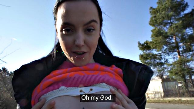 стройная любительница с аппетитной жопкой трахается на природе под мостом