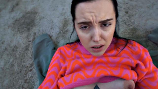 стройная любительница с аппетитной жопкой трахается на природе под мостом