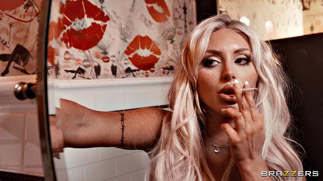 блондинка трахается в туалете бара с горячим фронтменом