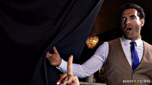 блондинка трахается в туалете бара с горячим фронтменом