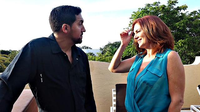 зрелая рыжая сосёт и скачет на члене на улице