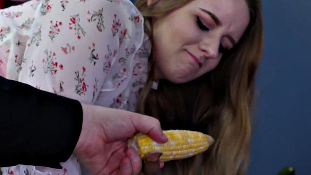 Джессика Кэй засаживает пробку и срывает маску - жесткое фуд-доминирование