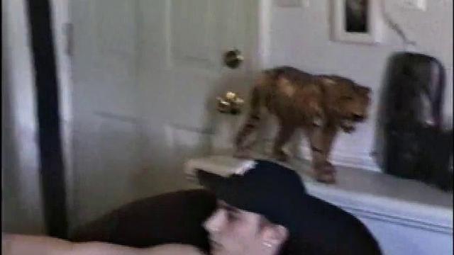 Кори сосёт член парню на камеру, гей-секс без лишних слов.