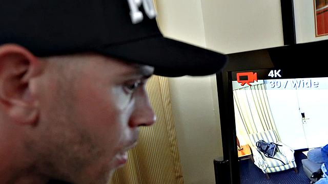 Валентино Наппи подчиняется копу и получает жёсткий трах