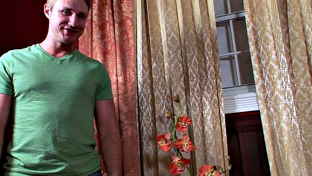 брюнетка с энтузиазмом трахается на камеру