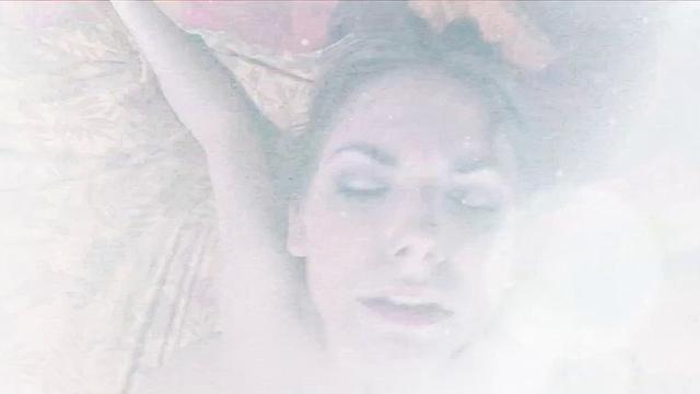 брюнетка с энтузиазмом трахается на камеру