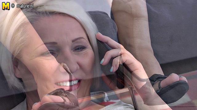 зрелая шлюха разносит диван и глотает член до конца