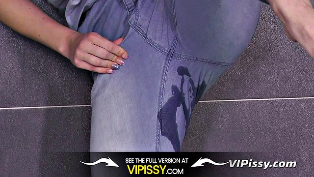 гибкая татуированная брюнетка устраивает жёсткие золотые игры в ванной