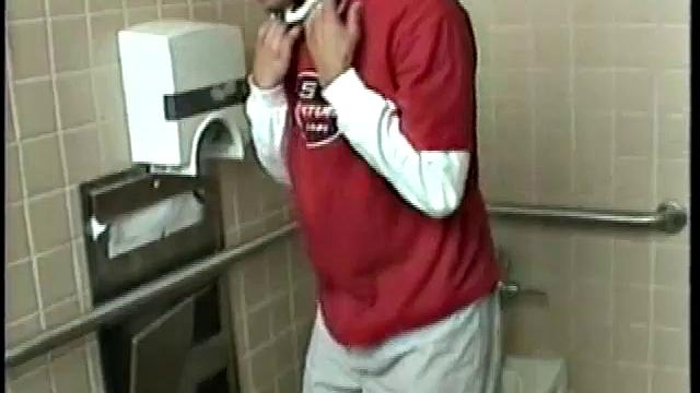 Этан дрочит свой огромный член и заливает всё спермой