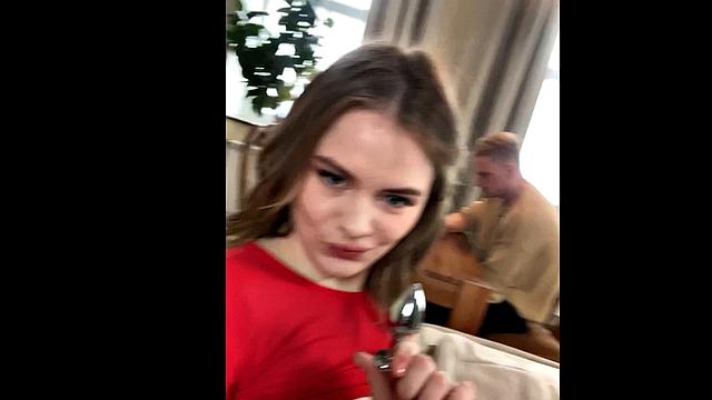 гладко выбритая подруга страстно принимает в анал крупным планом