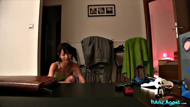 азиатки в очках не удерживаются и устраивают жесткий групповой трах