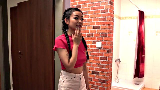 японка с тату и очками трахается с зрелой парой в общей комнате хостела