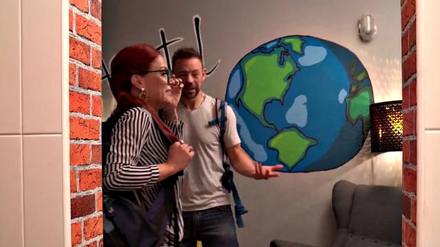 японка с тату и очками трахается с зрелой парой в общей комнате хостела