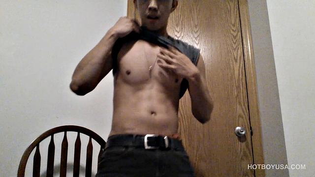 Рауль Мендес: латино красавчик дрочит и прикалывается с попкой