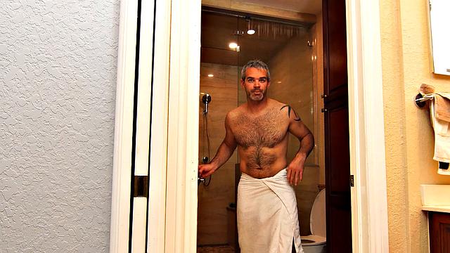 алессия луна сосет и трахается на кровати, сверкая пирсингом