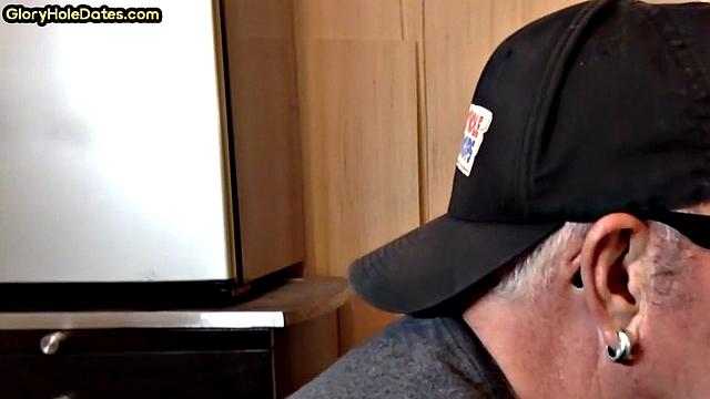 Amateur gloryhole DILF sucks in homemade closeup