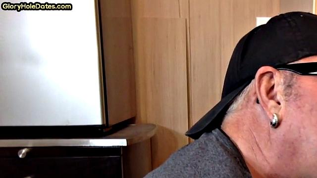 Amateur gloryhole DILF sucks in homemade closeup