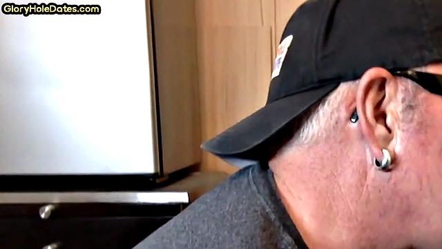 Amateur gloryhole DILF sucks in homemade closeup