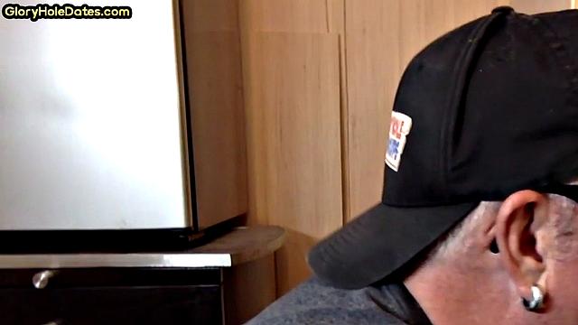 Amateur gloryhole DILF sucks in homemade closeup