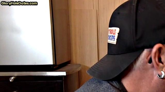 Amateur gloryhole DILF sucks in homemade closeup