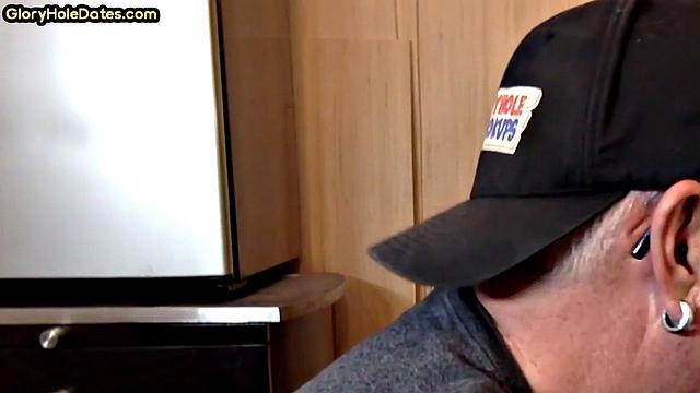 Amateur gloryhole DILF sucks in homemade closeup